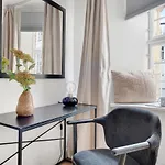 Sanders Central - Cute One-Bedroom Apartment In The Middle Of It All